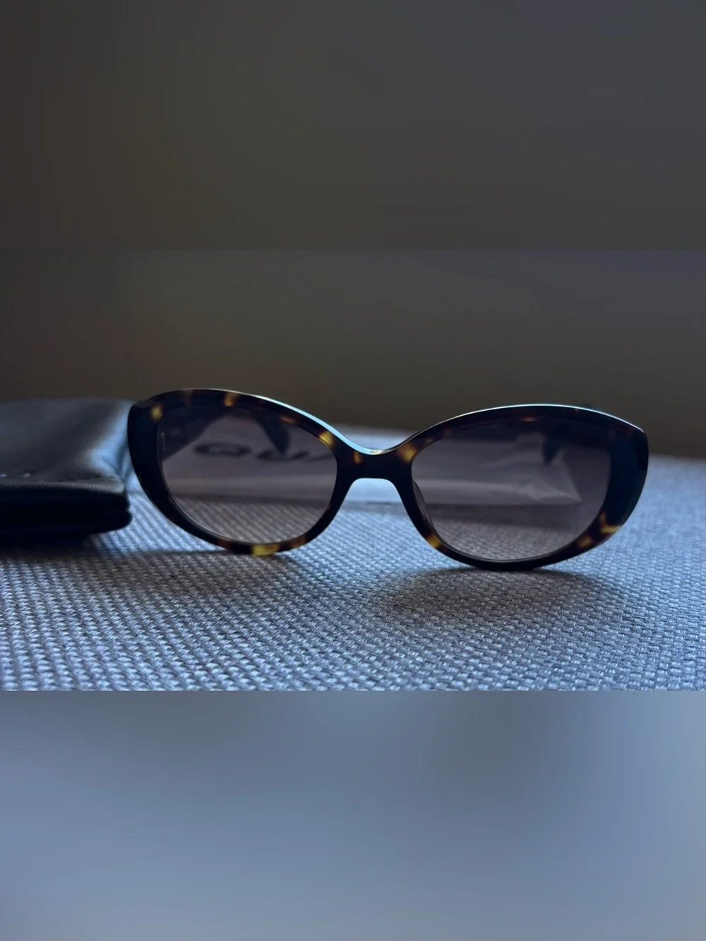 Quay ‘On Brand’ Oval Sunglasses